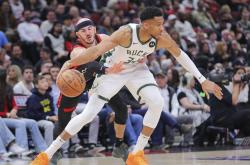 开云体育平台APP-热火碾压雄鹿，德罗赞高光表现