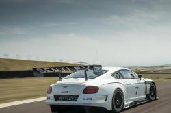 开云体育app-铁闸与雨林的双子星对决，德里赫特的防守艺术与哥伦比亚的关键突围