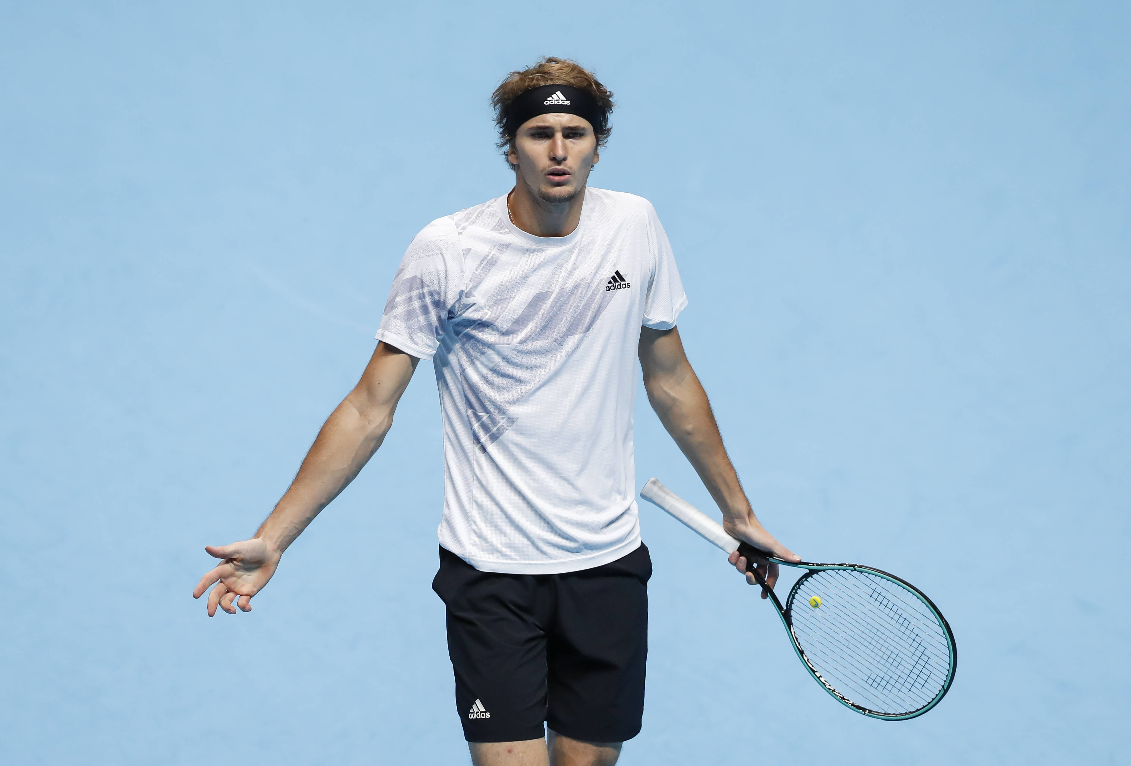 关于英国网球队逆转法国网球队，兹维列夫完成帽子戏法的信息