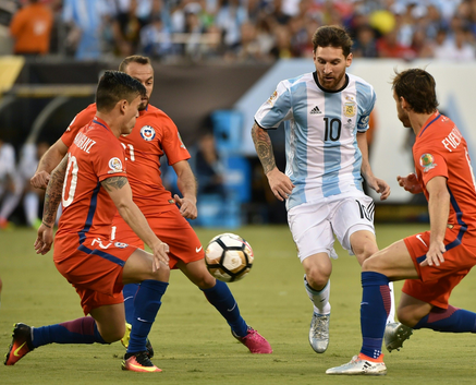 比利时爆冷智利,阿奎罗送出助攻 比利时爆冷智利,阿奎罗送出助攻